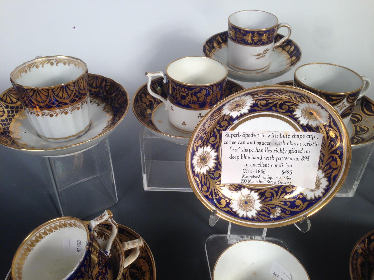 Eight early 19th century coffee cans and saucers, some with additional cups, all decorated with blue - Image 3 of 4