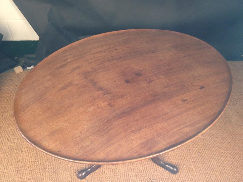 An early George III mahogany oval tray top breakfast table, on a tripod base 74 x 119 x 93cm (29 x - Image 4 of 7