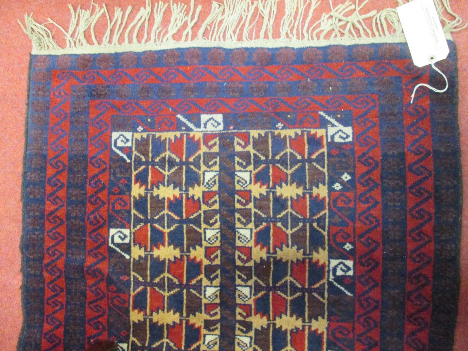 A Caucasian red ground carpet with yellow border, 203 x 134cm and four other rugs, (5) - Bild 6 aus 6