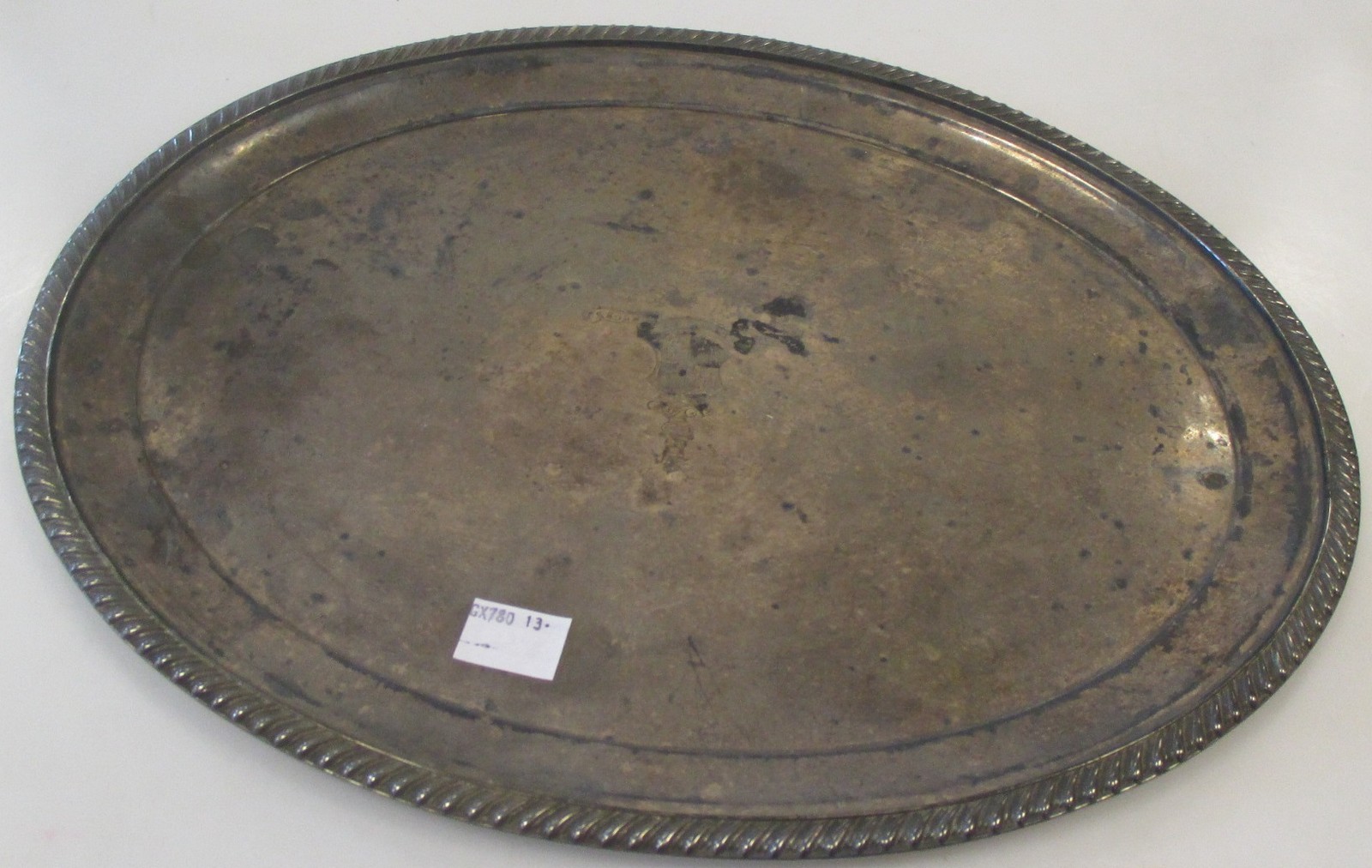 An electroplate tea kettle and an oval electroplate salver - Bild 3 aus 3