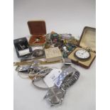 Various jewellery and other items, to inc. a yellow metal ring and a propelling pencil