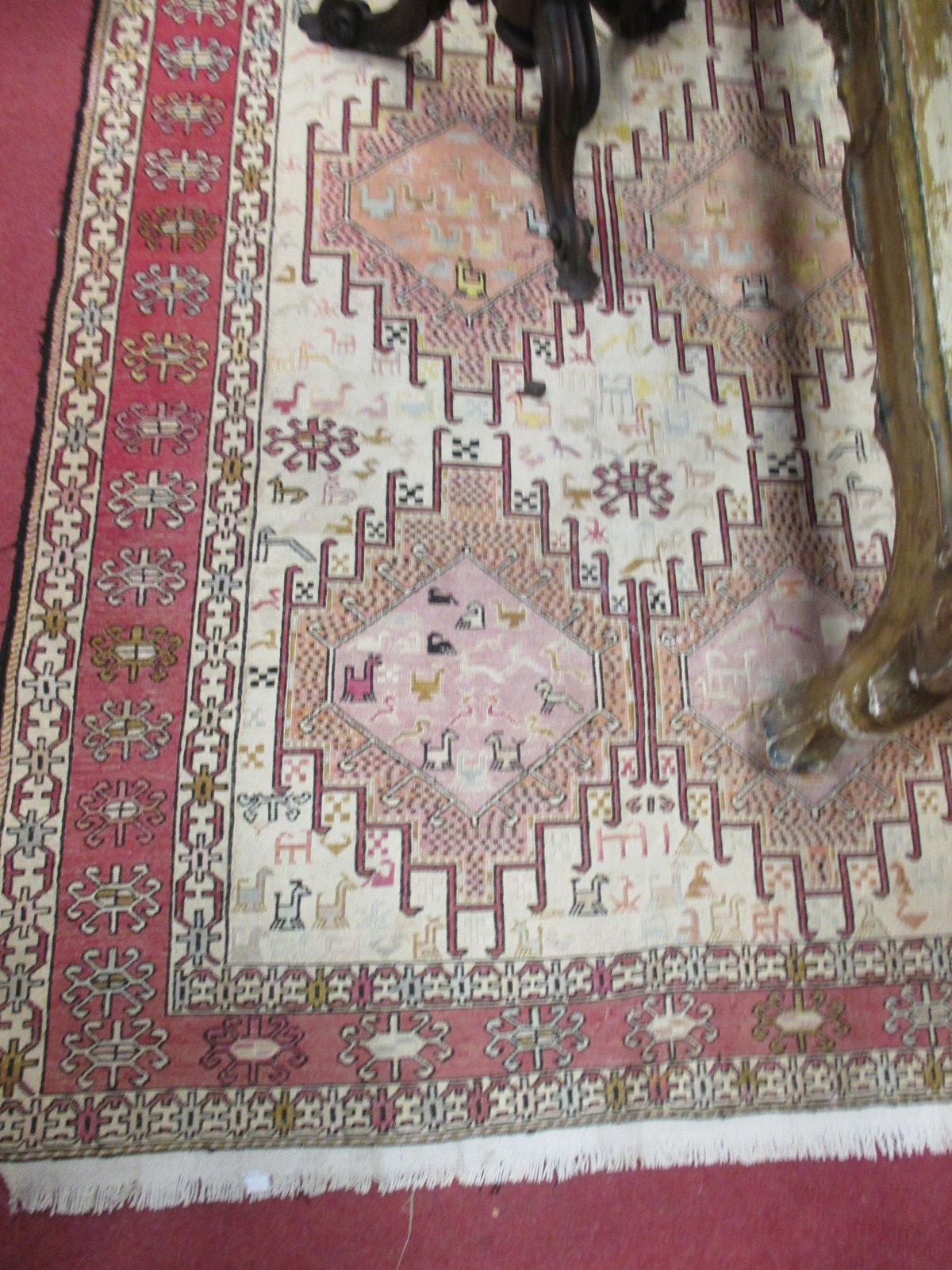 A faded pink ground rug, 130cm x 200cm and a modern red ground rug 125cm x 207cm (2) - Bild 2 aus 3