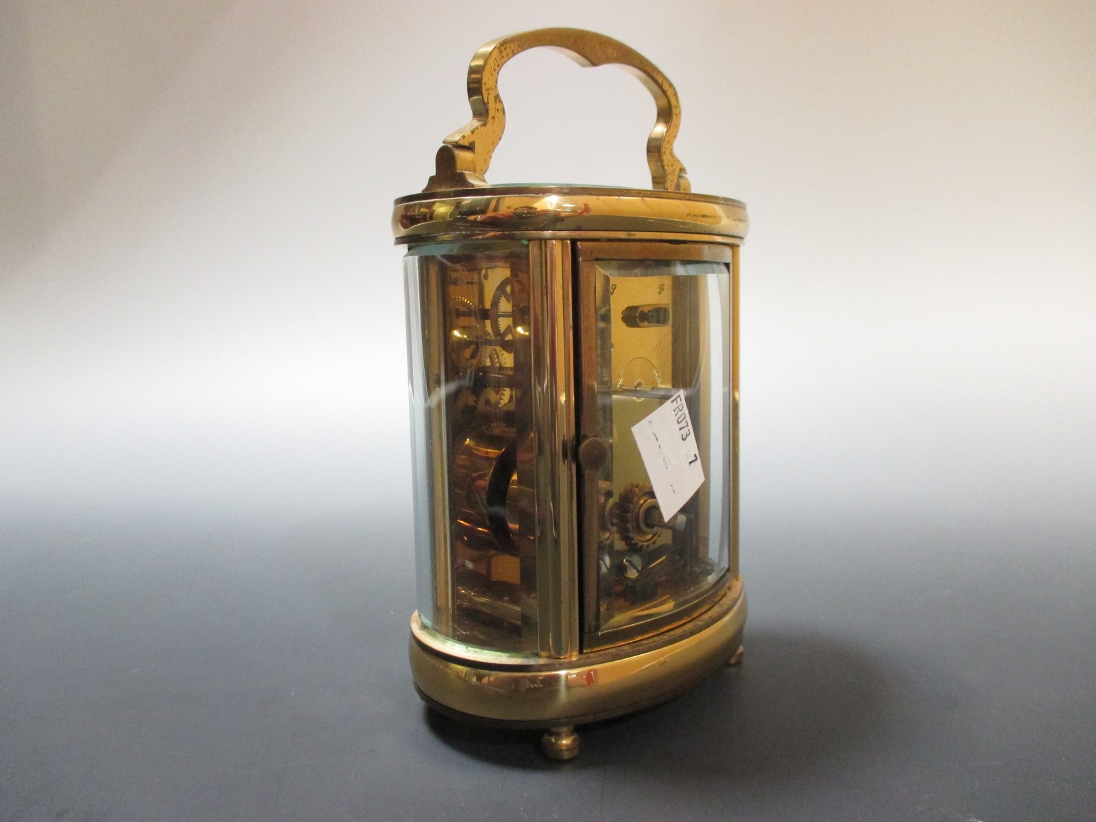 An oval brass carriage clock, and another with leather travel case - Bild 3 aus 3