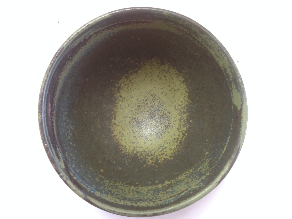 § Robin Welch (British, b.1936), a stoneware bowl, glazed both internally and to the upper section - Image 3 of 3