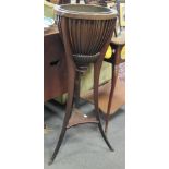 An Edwardian mahogany urn jardiniere with brass liner, 94cm high