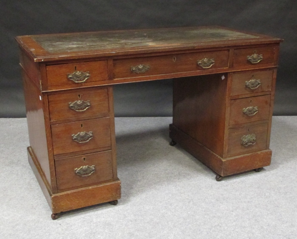 A Victorian oak pedestal writing desk, 72 (h) x 117(w) x 61cm (d)