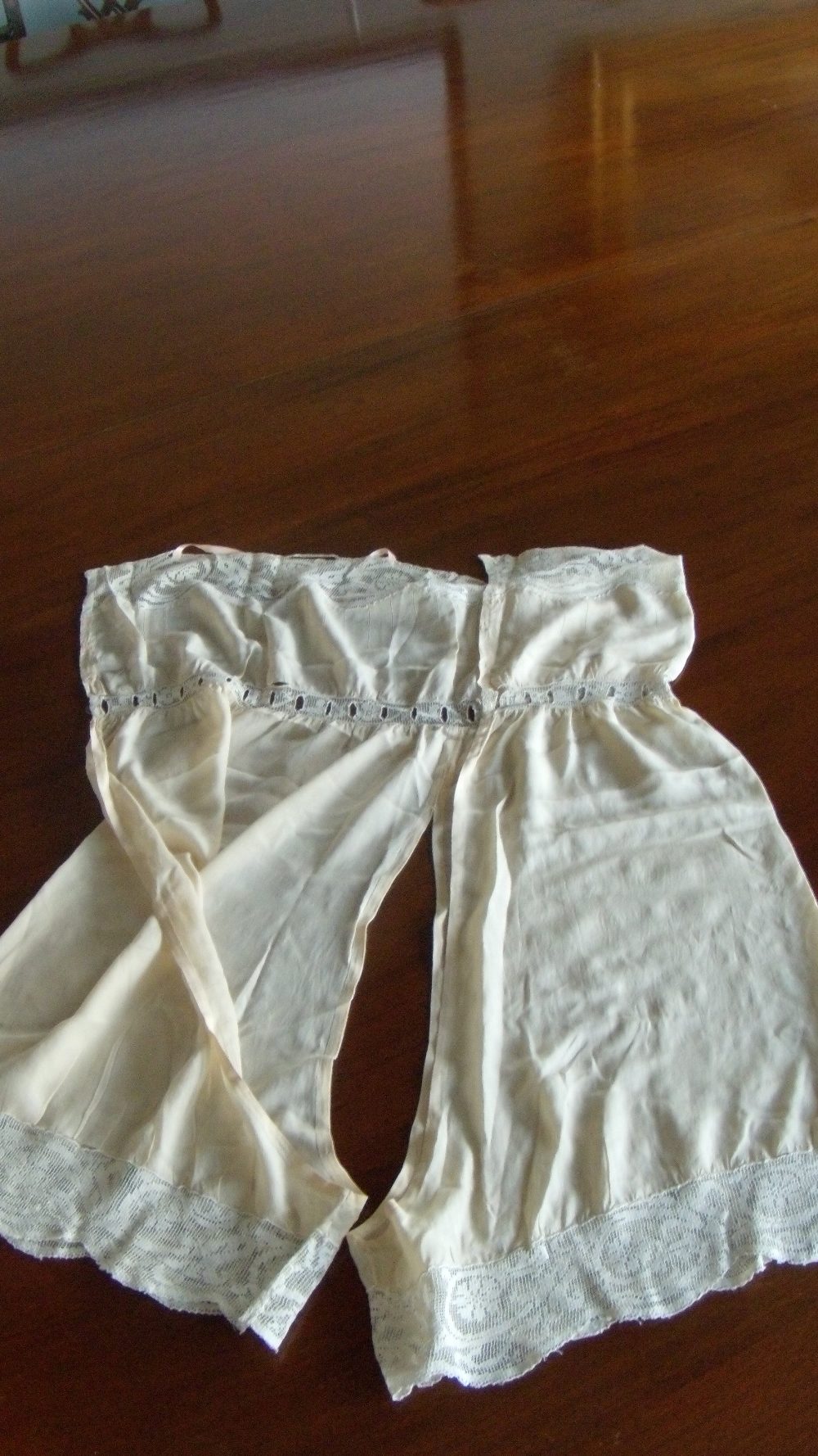 Three lace trimmed bodices, a pair of drawers and miscellaneous lace - Image 7 of 7