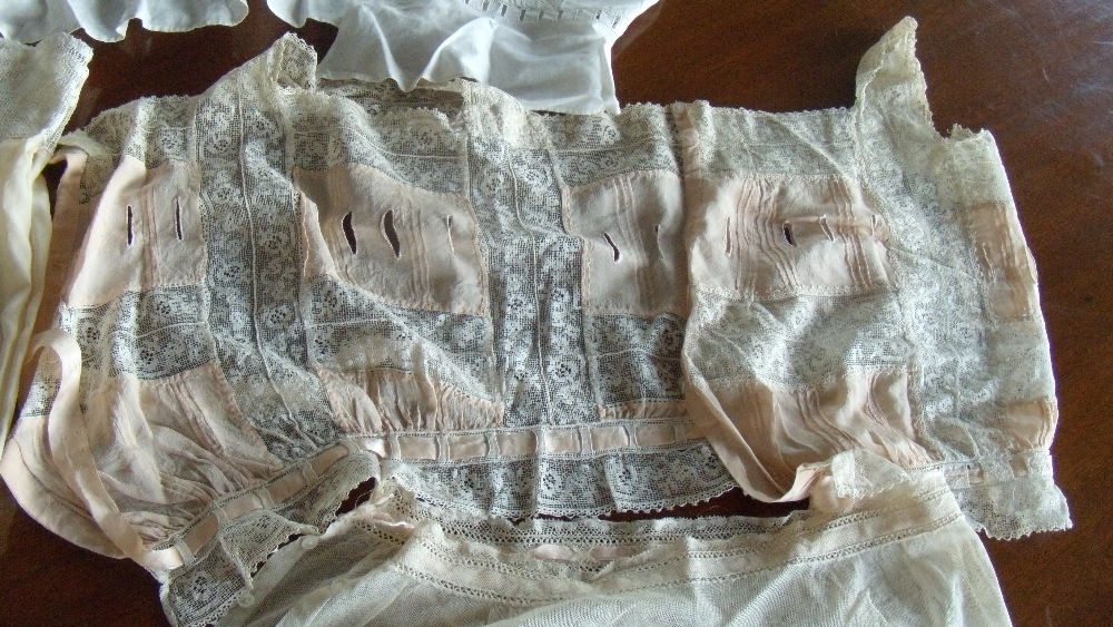 Three lace trimmed bodices, a pair of drawers and miscellaneous lace - Image 3 of 7