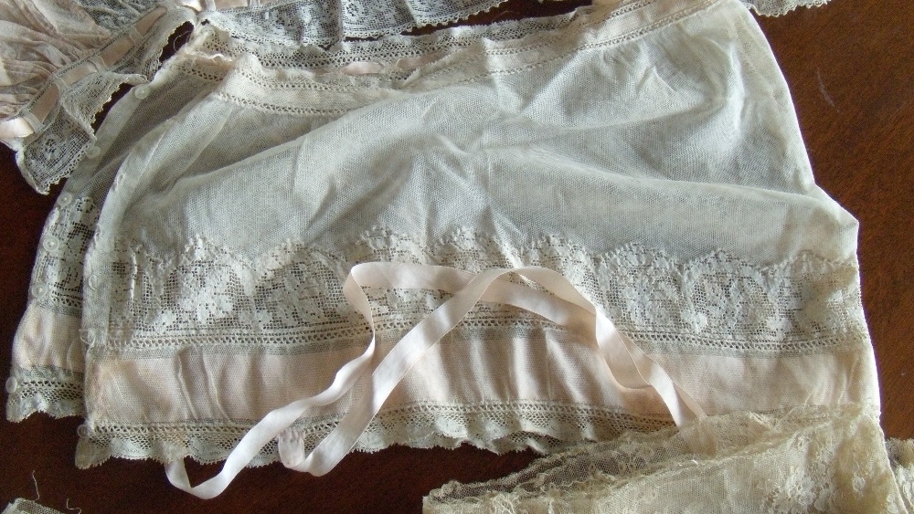 Three lace trimmed bodices, a pair of drawers and miscellaneous lace - Image 4 of 7