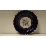 A Worcester plate painted centrally with coloured flowers, 21.5cm (98.5 in) diameter  Good but for