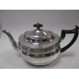 A silver teapot, London 1915, 21oz