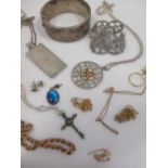 A quantity of 9ct gold jewellery (15g), other yellow metal jewellery and a quantity of assorted