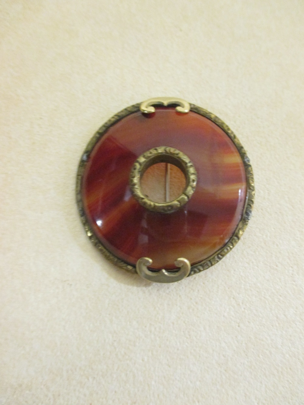 A shell cameo in 9ct gold mount, two banded agate brooches and an onyx brooch set with turquoise (4) - Image 5 of 5