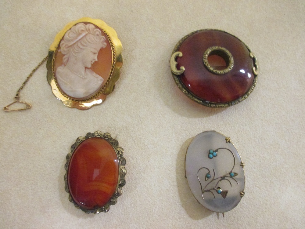 A shell cameo in 9ct gold mount, two banded agate brooches and an onyx brooch set with turquoise (4)