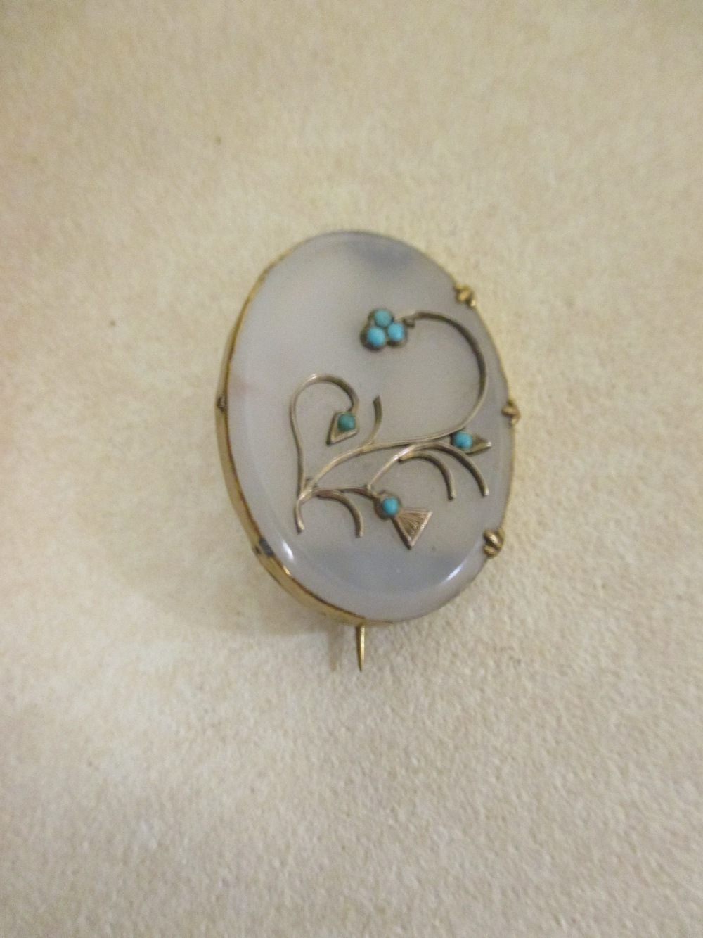 A shell cameo in 9ct gold mount, two banded agate brooches and an onyx brooch set with turquoise (4) - Image 4 of 5