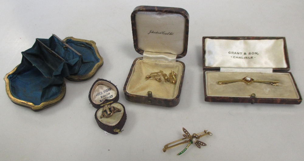 A cased pearl bar brooch stamped 15ct, a dragonfly bar brooch, a 9ct chain, a mourning ring and a