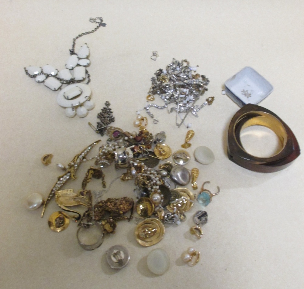 A quantity of silver and costume jewellery