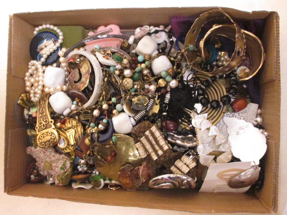 A quantity of silver and costume jewellery - Image 2 of 2