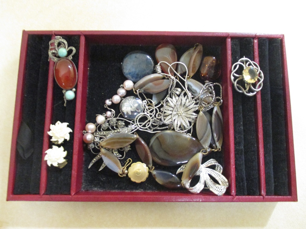 A quantity of jewellery to include a banded agate necklace, amber, coral, contemporary - Image 2 of 3