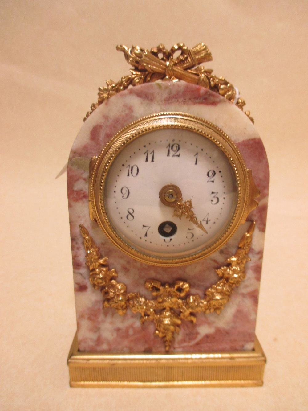 An early 20th century French ormolu mounted marble round arch mantel clock, 14cm high