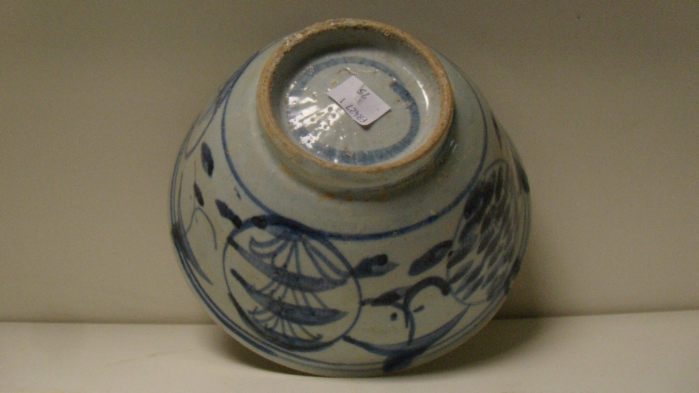 A 17th/18th century blue and white bowl, probably Swatow, the interior painted with a bird - Image 3 of 3