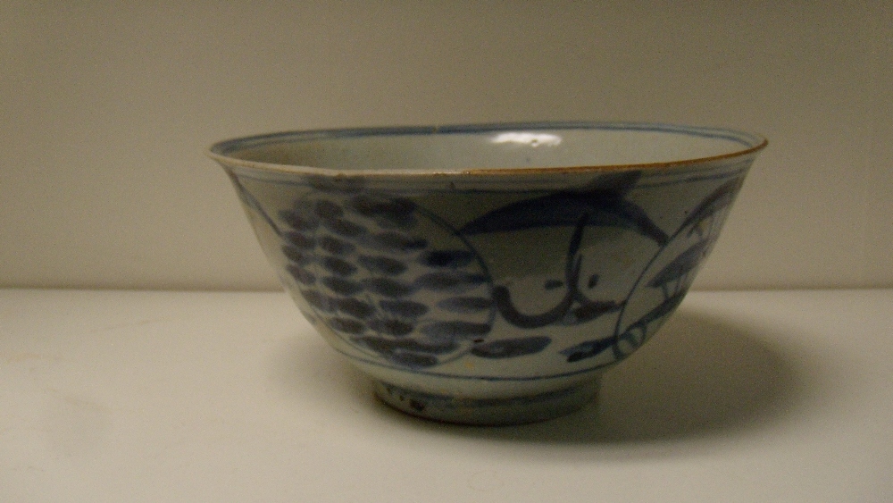 A 17th/18th century blue and white bowl, probably Swatow, the interior painted with a bird