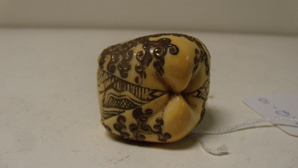 Mitsunobu, a 19th century ivory netsuke depicting the clam's dream, the shells of the mollusc gold - Image 2 of 3