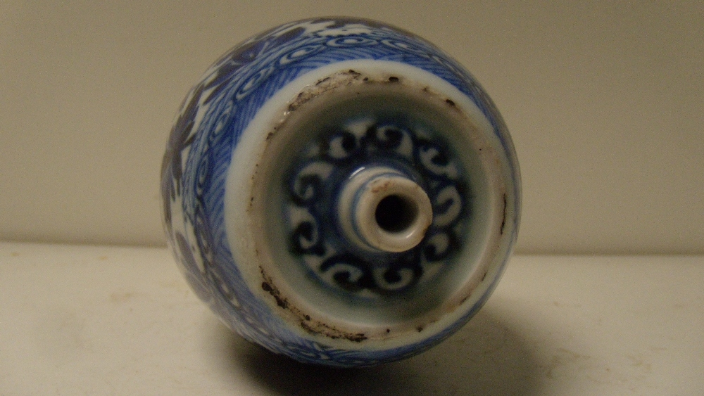 An 18th century blue and white barrel shaped vase, the flat top painted with scrolls enclosing a - Image 4 of 4