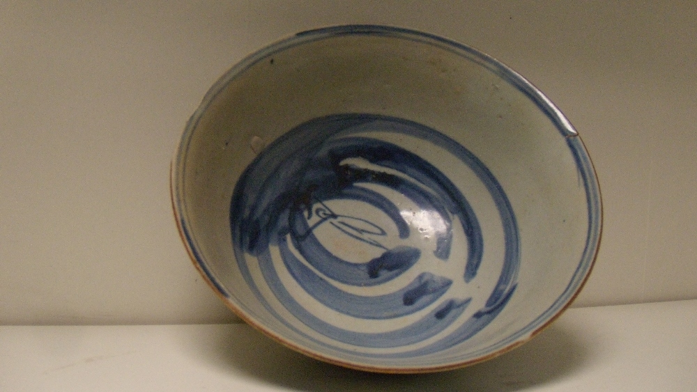 A 17th/18th century blue and white bowl, probably Swatow, the interior painted with a bird - Image 2 of 3