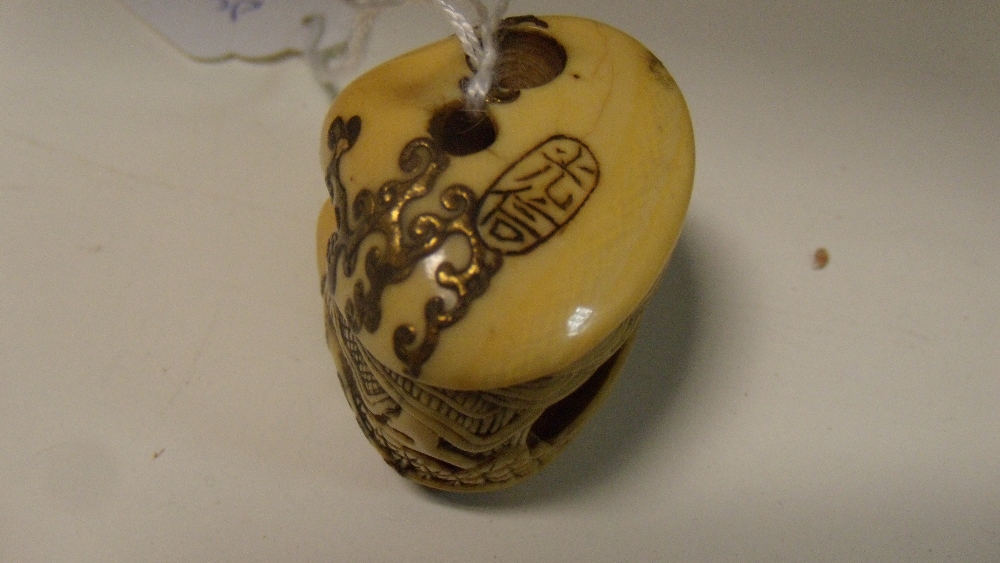 Mitsunobu, a 19th century ivory netsuke depicting the clam's dream, the shells of the mollusc gold - Image 3 of 3