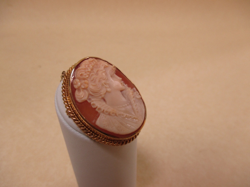 A 9ct cameo ring and a cameo brooch in 9ct mount (2) - Image 2 of 4
