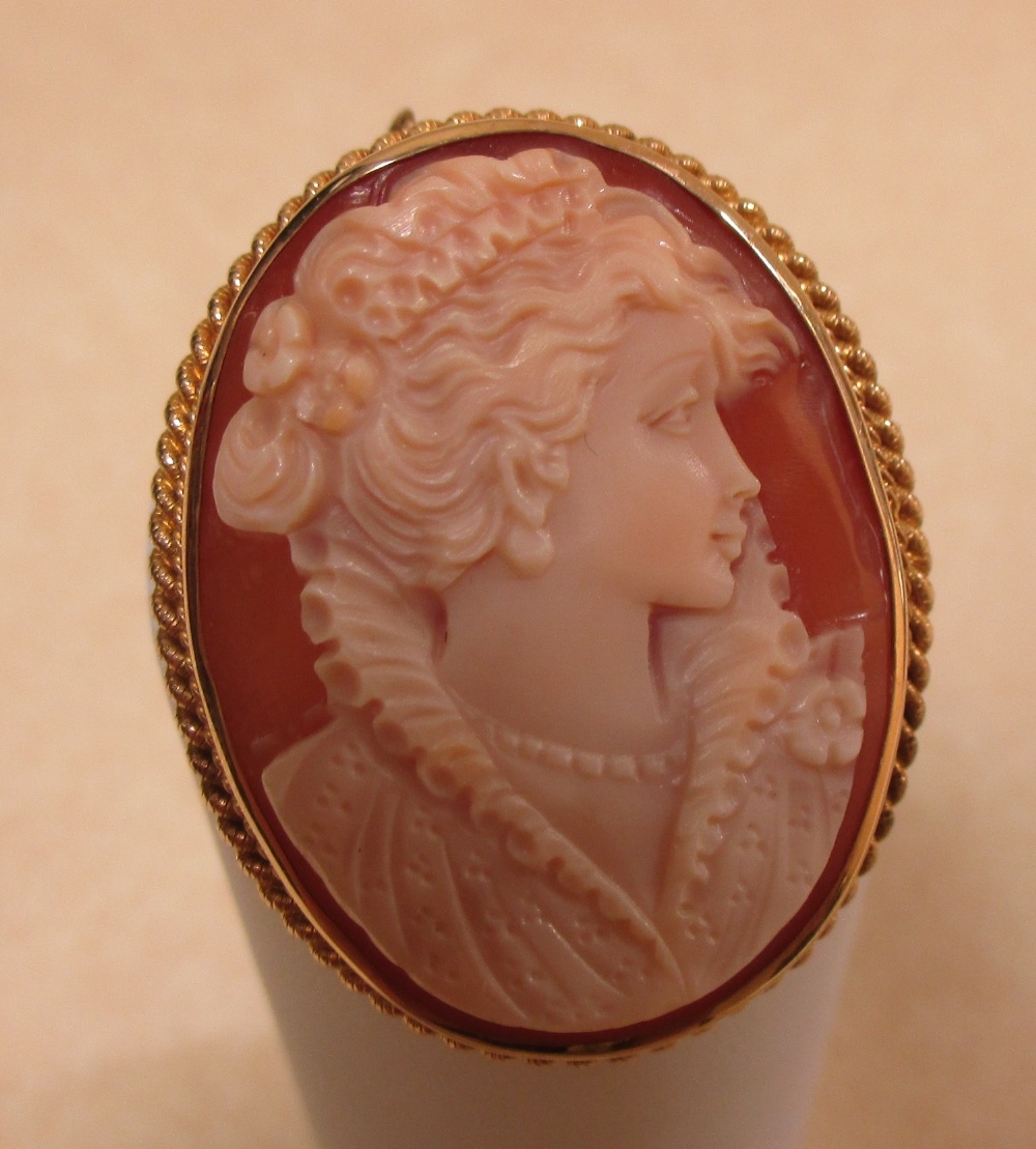 A 9ct cameo ring and a cameo brooch in 9ct mount (2)