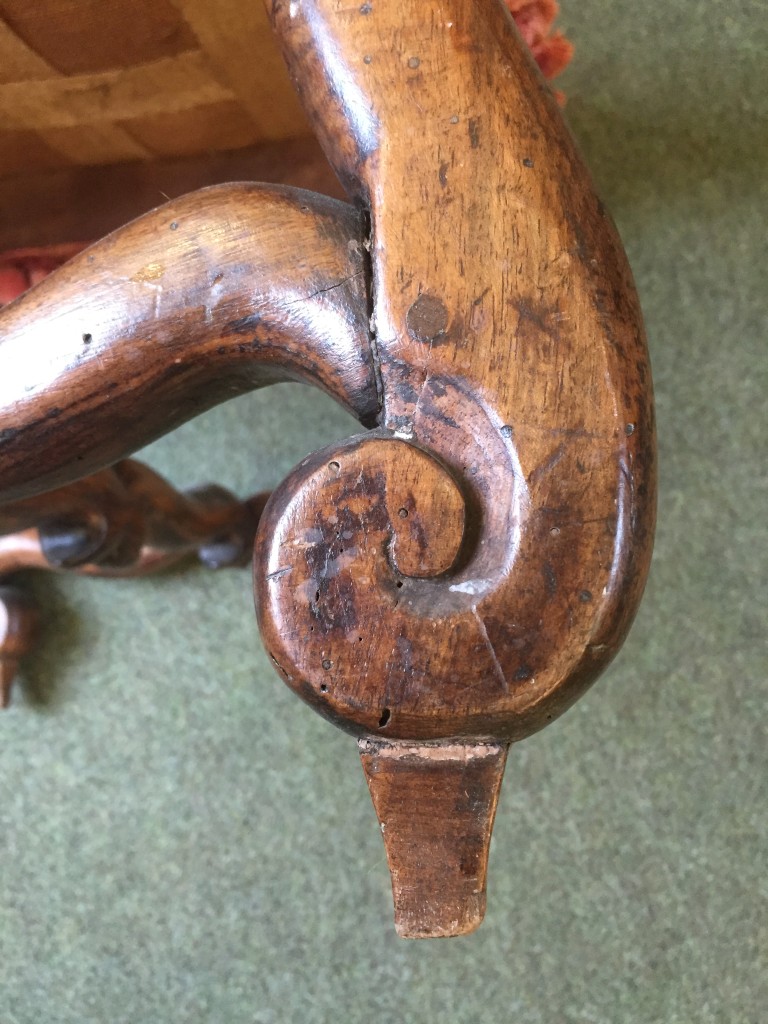 A pair of late 17th century style walnut side chairs, upholstered in pink damask fabric, on scroll - Image 5 of 6