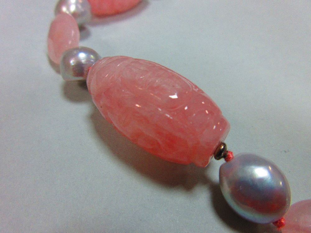 A carved rose quartz and pearl necklace, composed of five barrel shaped carved rose quartz beads - Image 2 of 4