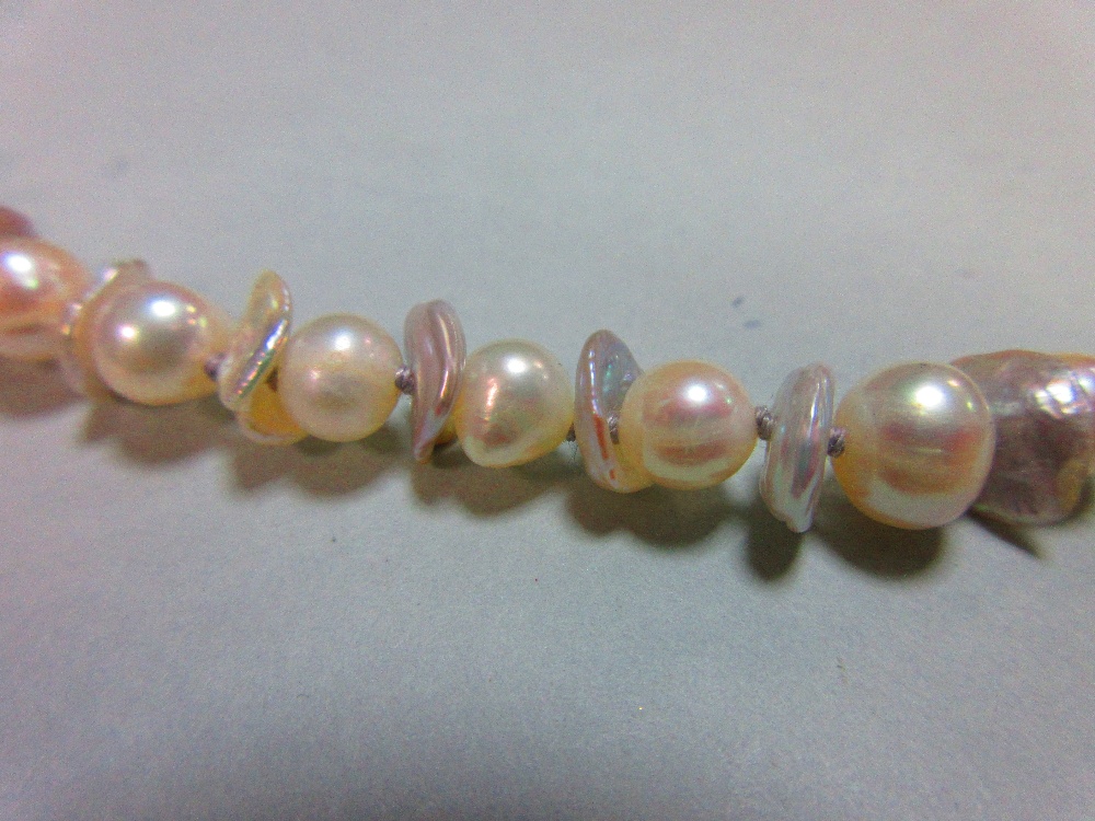 A contemporary pearl necklace, composed of oval white pearls alternating with pale dove grey flake - Image 2 of 4