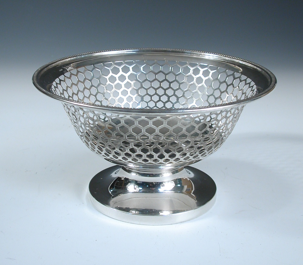 A silver fruit or cake basket, by the Gorham Manufacturing Co, Birmingham 1912, of plain round - Image 2 of 5