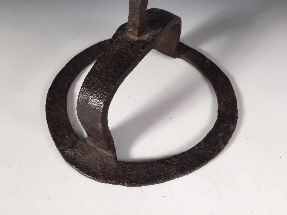 A late 18th/early 19th century wrought iron peerman, the circular foot supporting the spiral twisted - Image 2 of 3