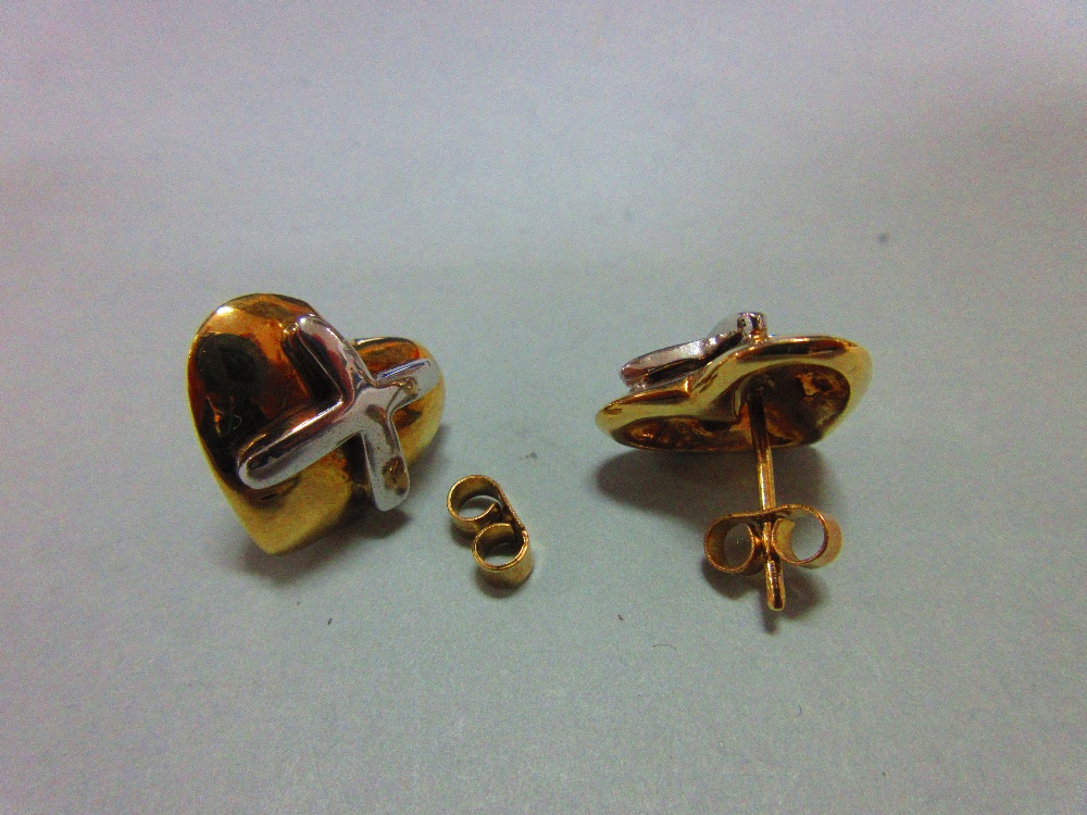 A pair of 9ct bi-colour gold hearts-and-kisses earstuds, each designed as a solid yellow gold - Image 3 of 5