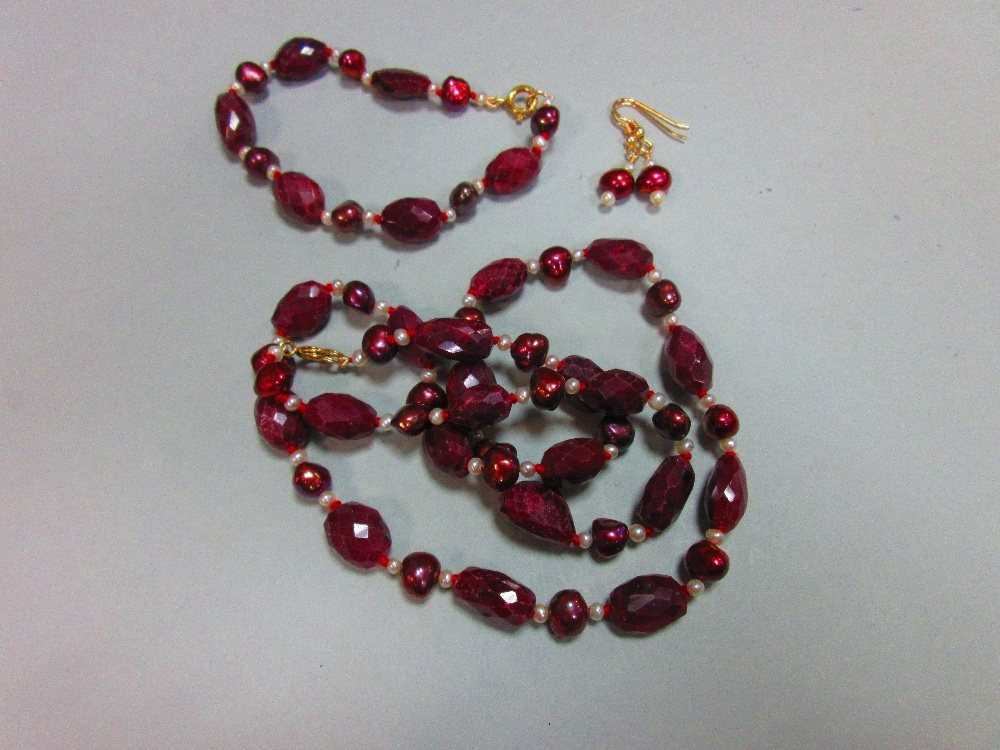 A ruby and pearl suite, the necklace and bracelet, which may be worn individually or continuously, - Image 2 of 6