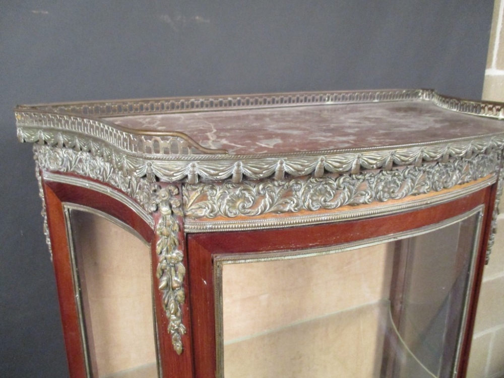 A late 19th century French gilt mounted mahogany vitrine, circa 1900, the galleried marble top above - Image 2 of 4