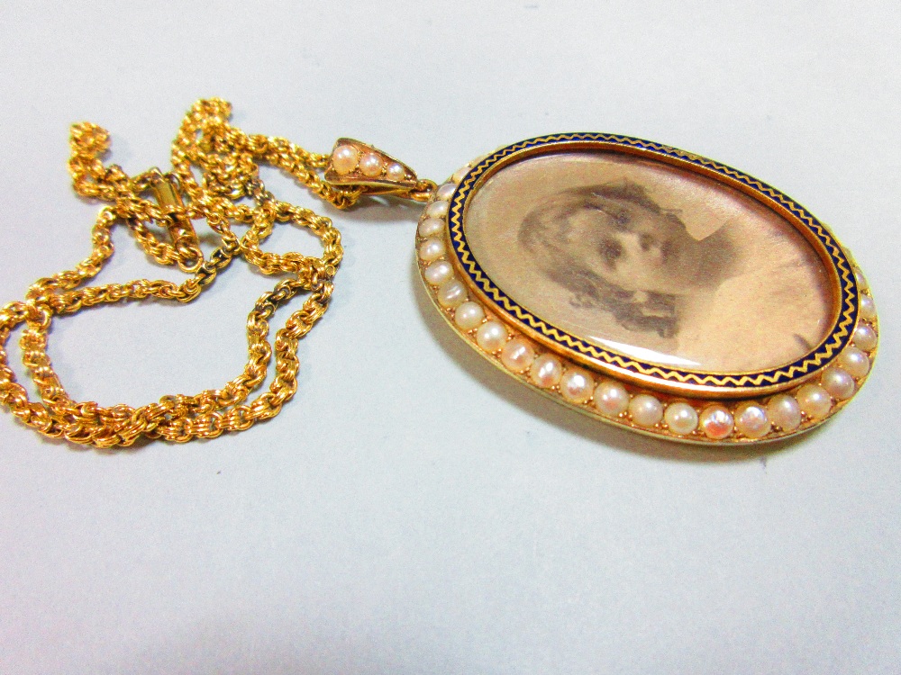 A pearl and enamel miniature frame pendant necklace in fitted case, the oval double-sided frame - Image 2 of 4