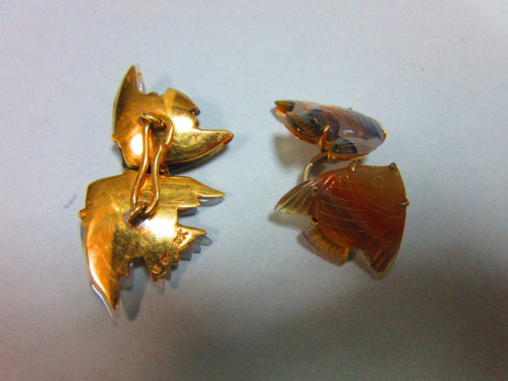 A pair of carved agate angel fish double ended cufflinks, each shaped piece of translucent banded - Image 2 of 7