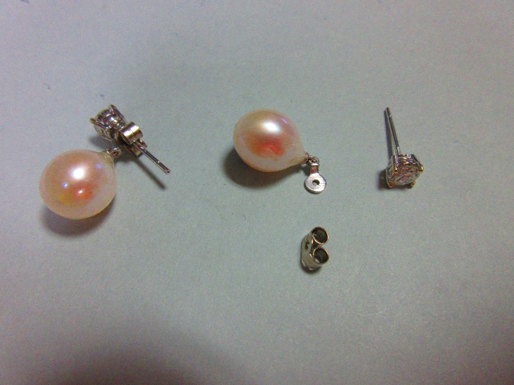 A pair of diamond earstuds with removeable pearl drops, each post of hallmarked 18ct white gold - Image 2 of 6