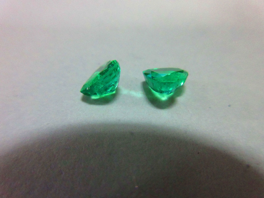 A pair of loose heart cut emeralds, the well-matched stones, suitable for earrings, of bright - Image 4 of 5