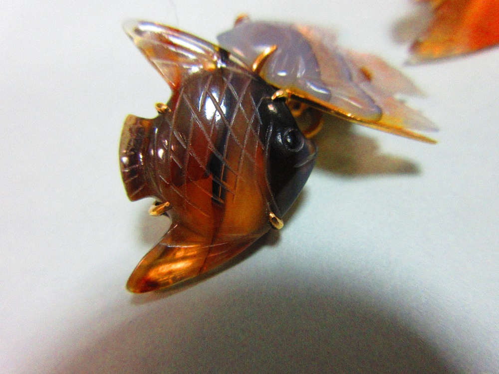 A pair of carved agate angel fish double ended cufflinks, each shaped piece of translucent banded - Image 6 of 7