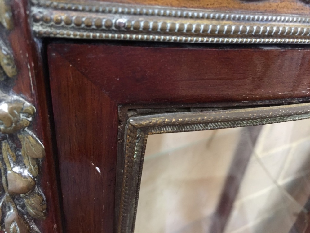 A late 19th century French gilt mounted mahogany vitrine, circa 1900, the galleried marble top above - Image 4 of 4