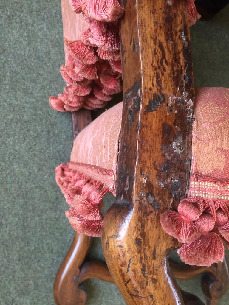 A pair of late 17th century style walnut side chairs, upholstered in pink damask fabric, on scroll - Image 6 of 6