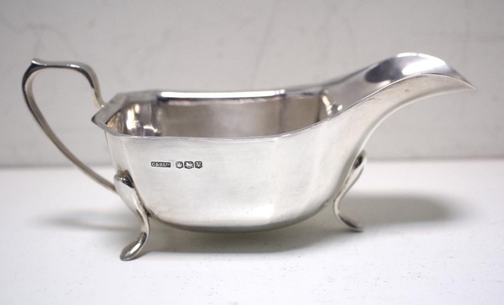 A small silver sauce boat, by Collingwood & Sons Ltd, Birmingham 1935, of oval panelled form - Image 6 of 9