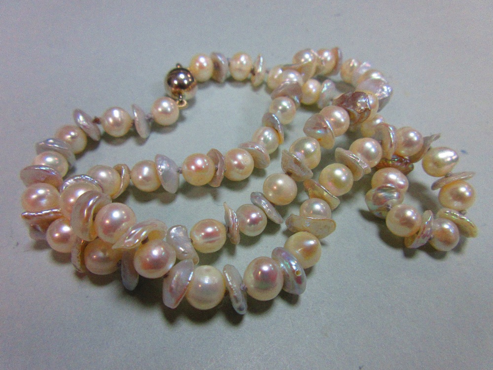 A contemporary pearl necklace, composed of oval white pearls alternating with pale dove grey flake - Image 3 of 4