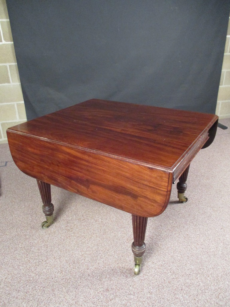 A William IV mahogany extending dining table, in the manner of Gillow, with drop leaf ends, one - Image 2 of 4